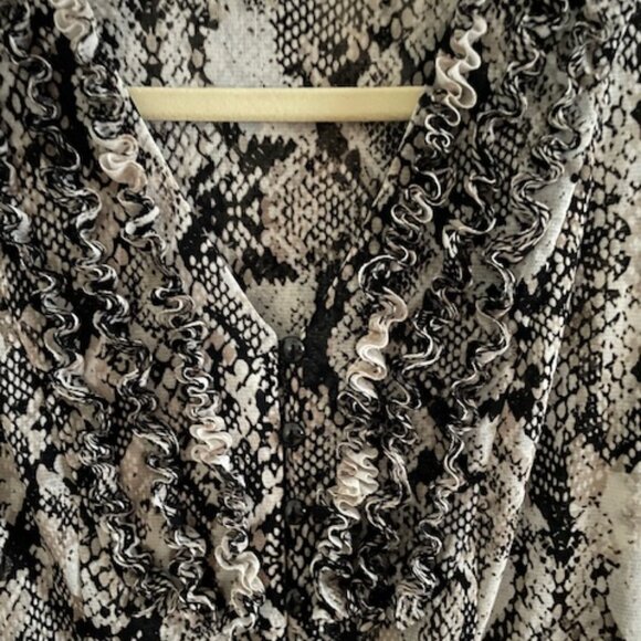 INC International Concepts Petite Medium Short Sleeved V-Neck Button Down Shirt - Picture 3 of 7